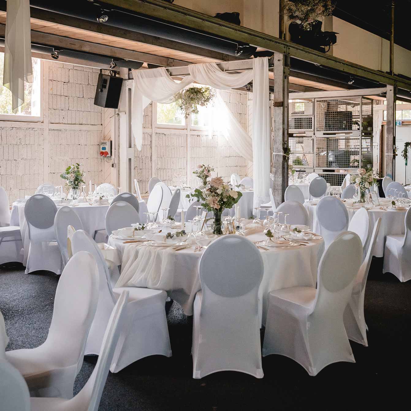 Creamore Events Dekoverleih in Stuttgart, Hochzeit im Teufelwerk Nagold industrial chic dekoriert